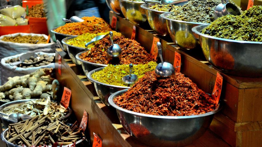 Popularne przyprawy orientalne w miskach na ulicznym targu.